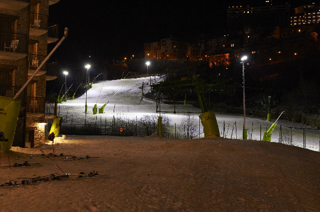 Andorra crea un estadio nocturno para el entreno de los jóvenes corredores de esquí