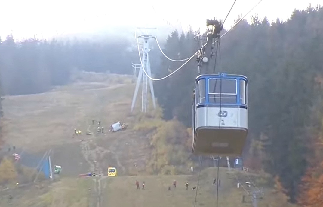 Cae la cabina de un teleférico en una estación de esquí de la República Checa