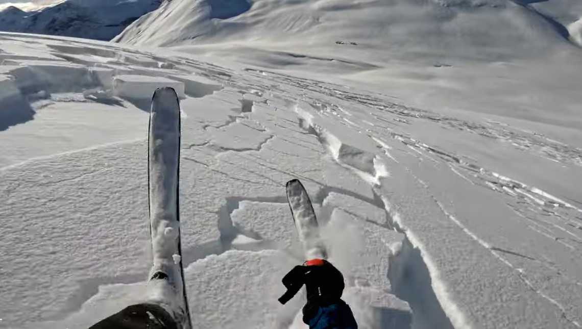 Un vídeo increíble: Un esquiador es engullido por una avalancha y sobrevive gracias al Airbag