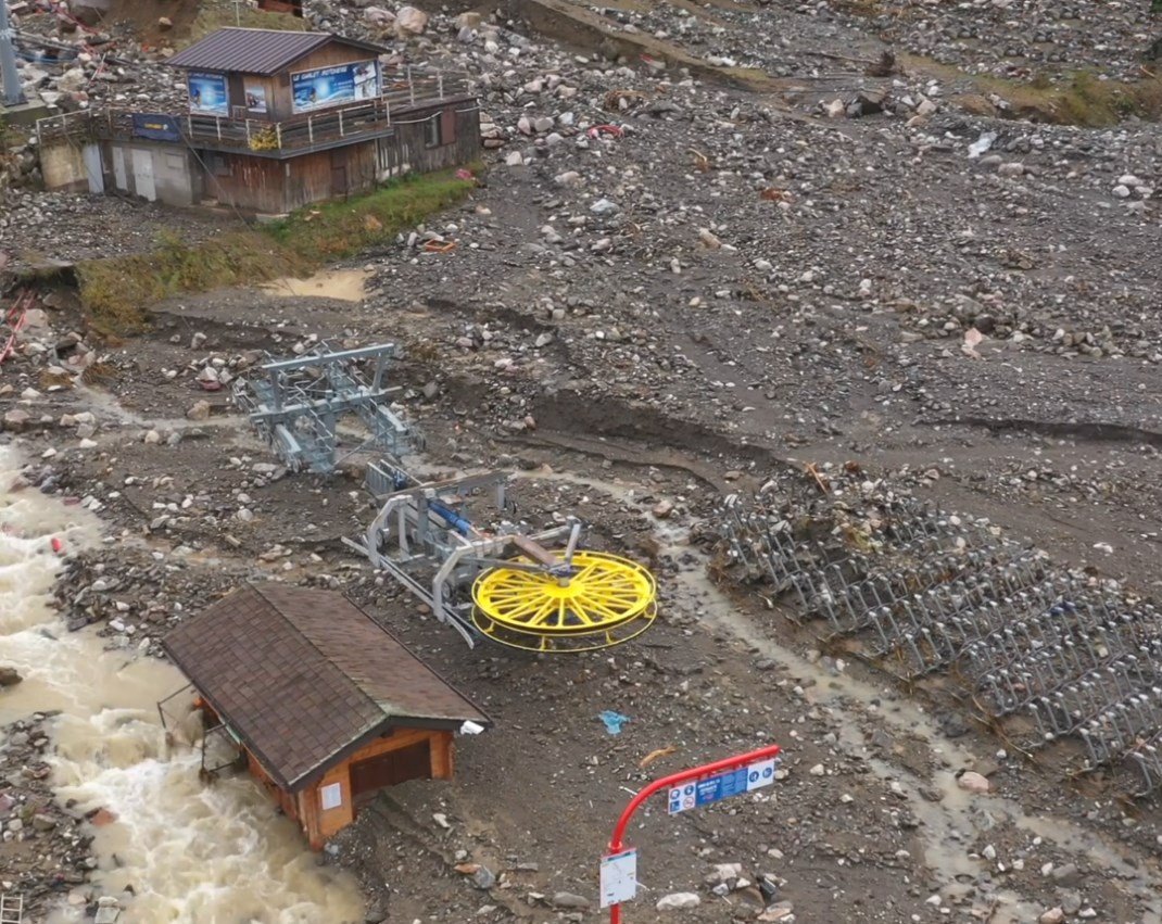 Un río de barro y piedras engulle la estación de esquí italiana de Limone Piemonte