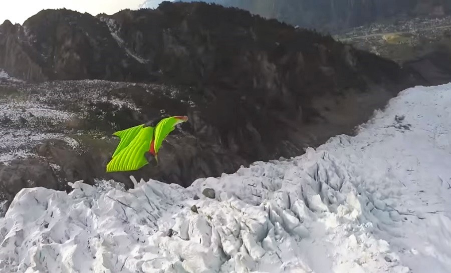 Espectacular Wingsuit sobre el Glaciar del Gigante en la Aiguille du Midi