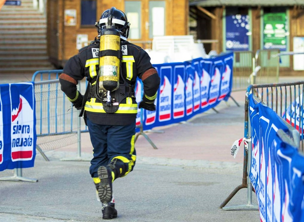 Los bomberos suben las Escaleras al Cielo de Sierra Nevada en un fin de semana a ritmo de rock