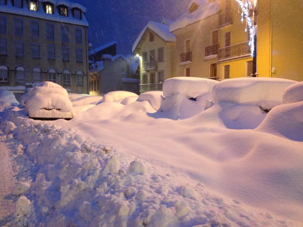 La nieve atrapa a cientos de esquiadores en las estaciones del Pirineo francés