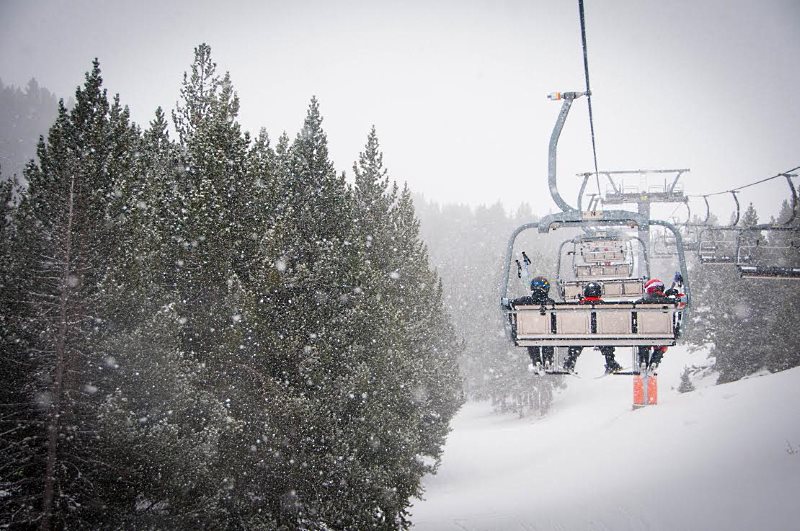 Medio metro de nieve recién caída augura un gran fin de semana en las estaciones de Aramón