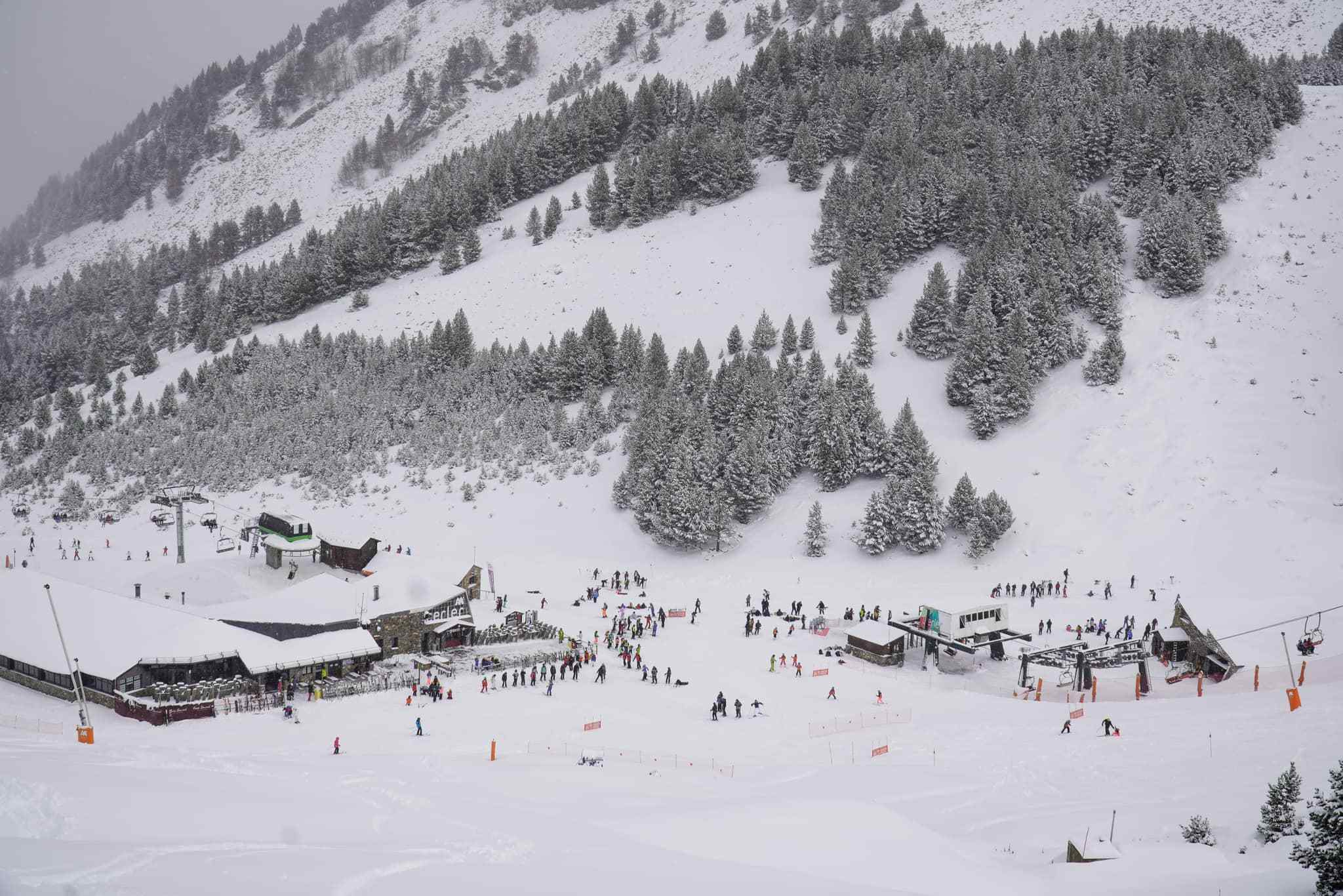 Las estaciones de Aramón reciben el fin de semana con nieve polvo y 230 km esquiables