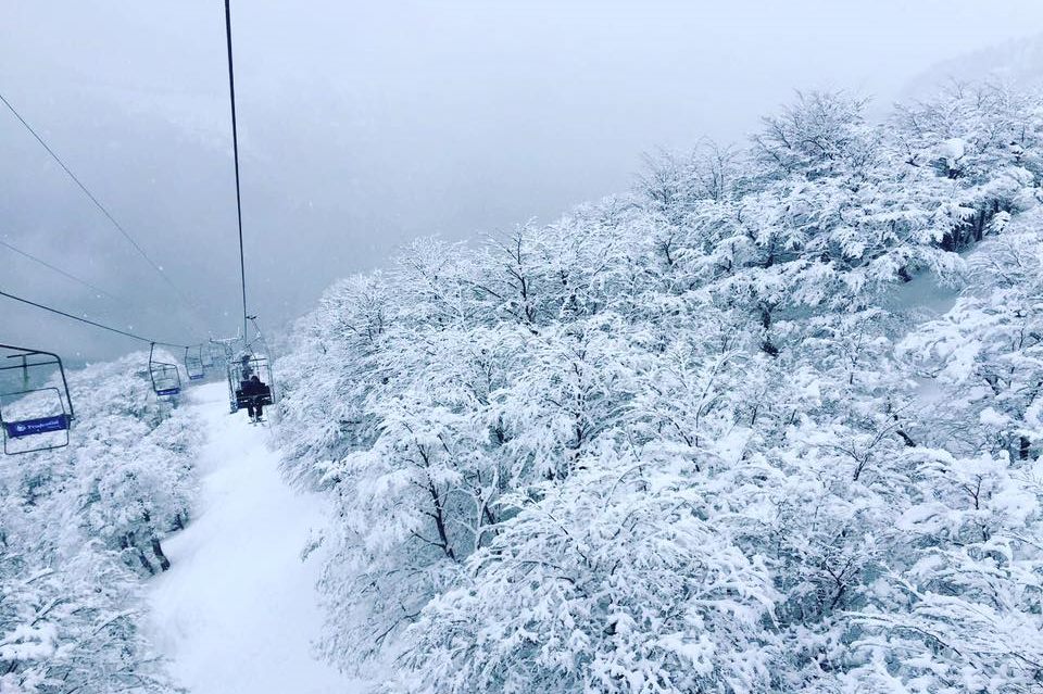 Las nevadas pueden adelantar la temporada casi un mes en Chapelco, Caviahue y Cerro Bayo