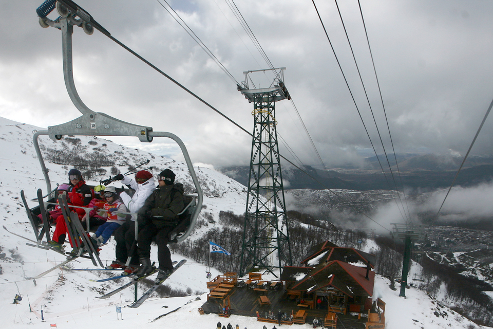 Descarriló la telesilla cuádruple en el cerro Catedral, varios heridos