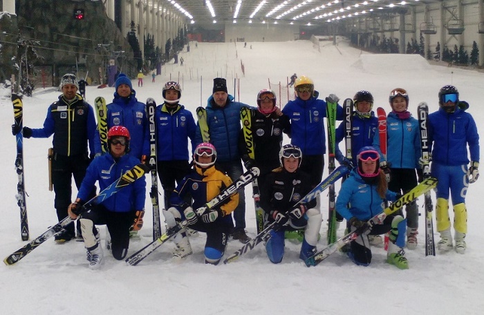 El equipo del CETDI posa con "el Solanas" en el Madrid SnowZone. Foto: Lugares de Nieve