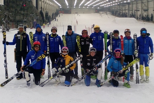 El Centro Especializado de Tecnificación de Deportes de Invierno de Aragón (CETDI Aragón posa con Lugares de Nieve en el SnowZone