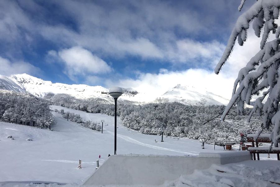 Cerro Catedral y Chapelco reciben buena nieve del cielo y calientan motores para su apertura