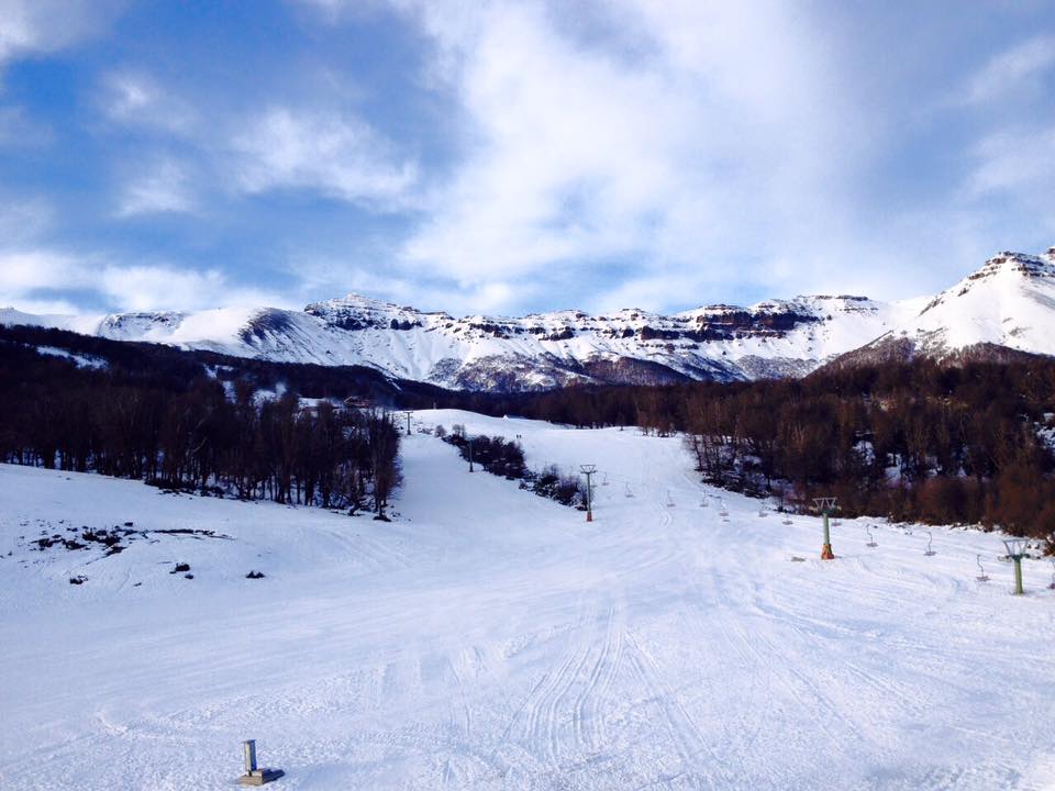 Chapelco, cubierto de nieve hasta la base, abrirá mañana sábado con una jornada solidaria