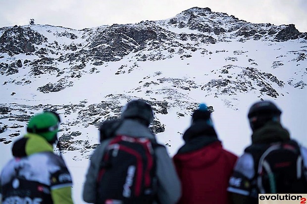 Los riders chequean la Aiguille Rouge de Les Arcs donde realizarán sus líneas. Imagen: Evolution2