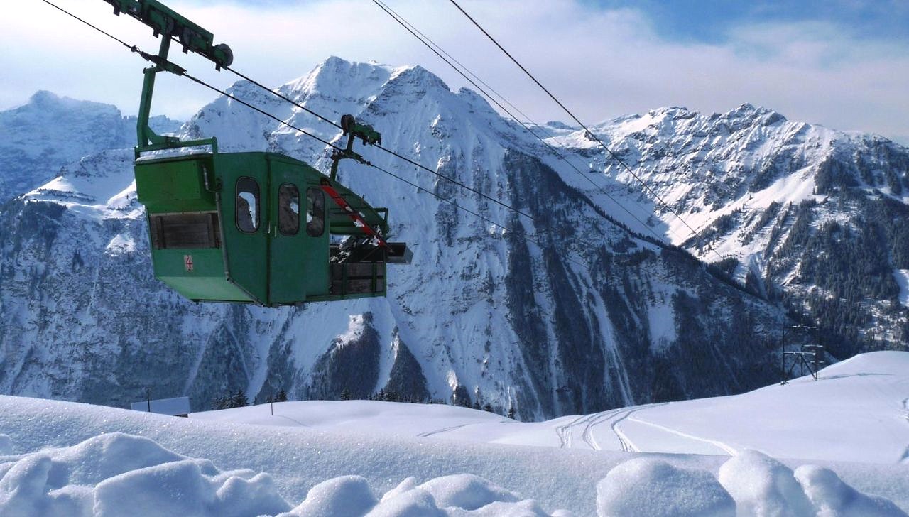 El teleférico más singular del mundo está en Suiza y transporta esquiadores, niños y leche