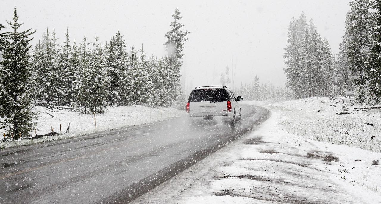 La DGT prohíbe adelantar por el carril izquierdo con nieve