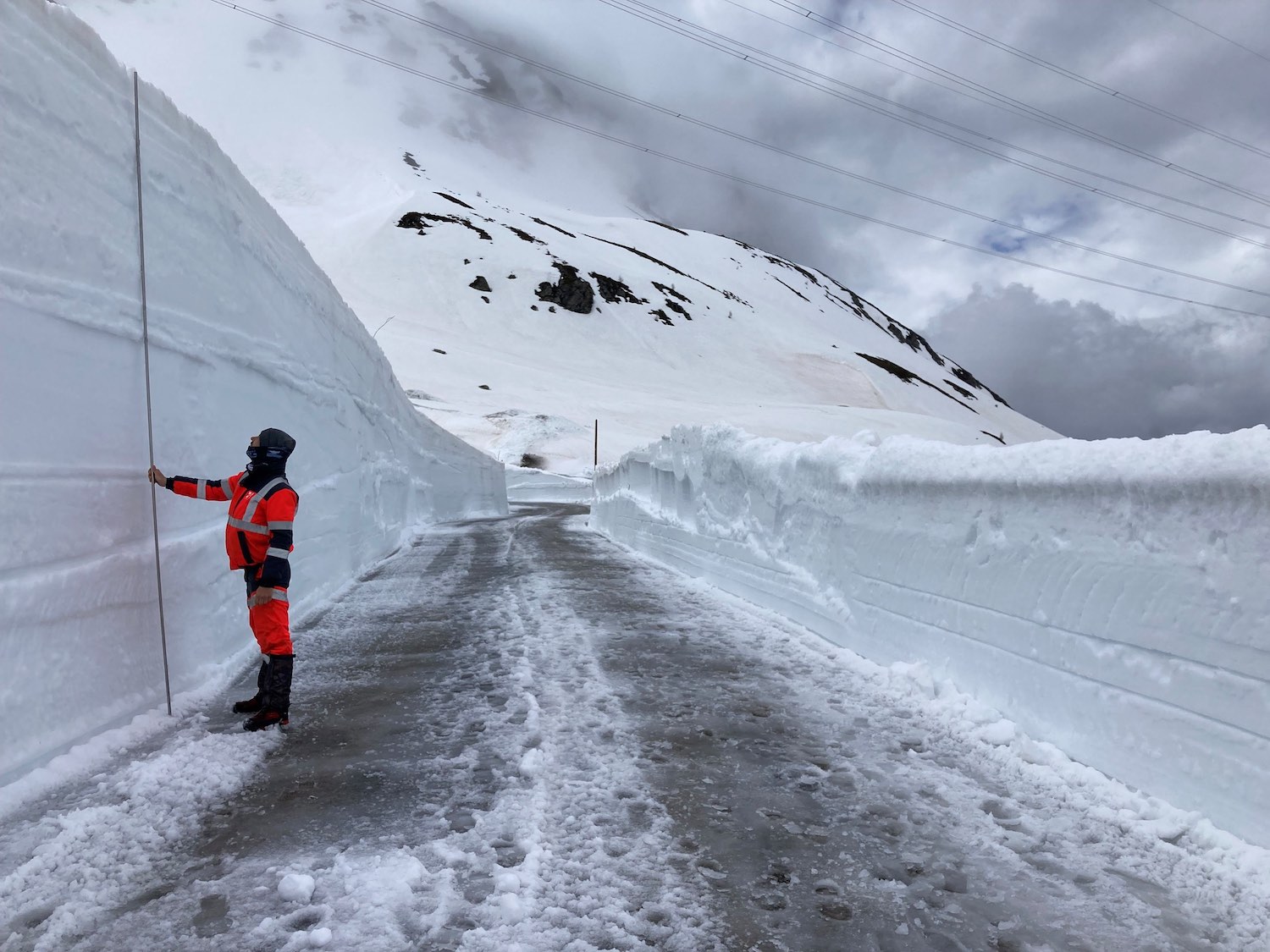 Los altos pasos de los Alpes empiezan a abrir entre muros de nieve y fuertes nevadas