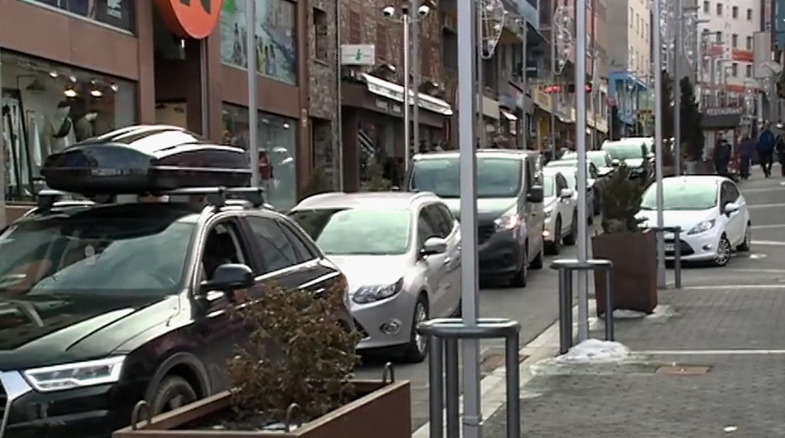 Colas de hasta 7 km en la Aduana del Pas de la Casa, mañana se prevé que se repitan