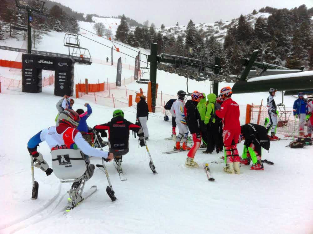 La primera carrera de la Copa Internacional IPCAS de La Molina del Grupo FGC celebrada bajo una fuerte nevada