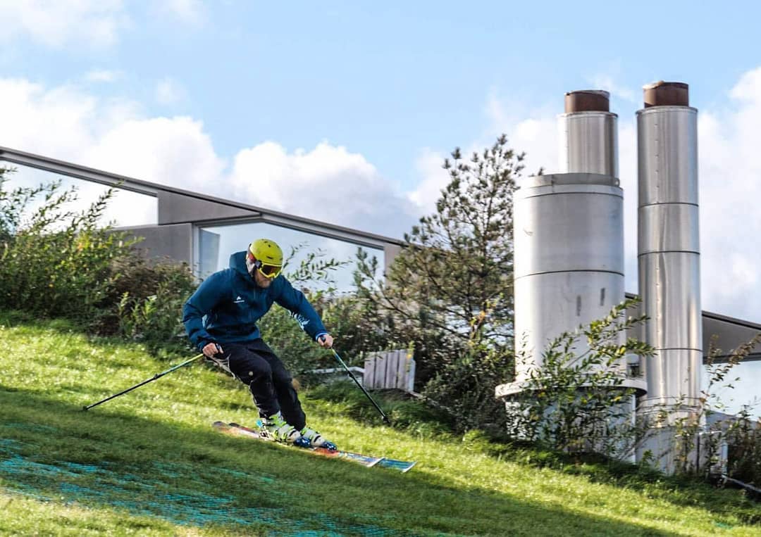 ¿Cómo es esquiar encima de la planta incineradora de Copenhague antes de ir a los Alpes?