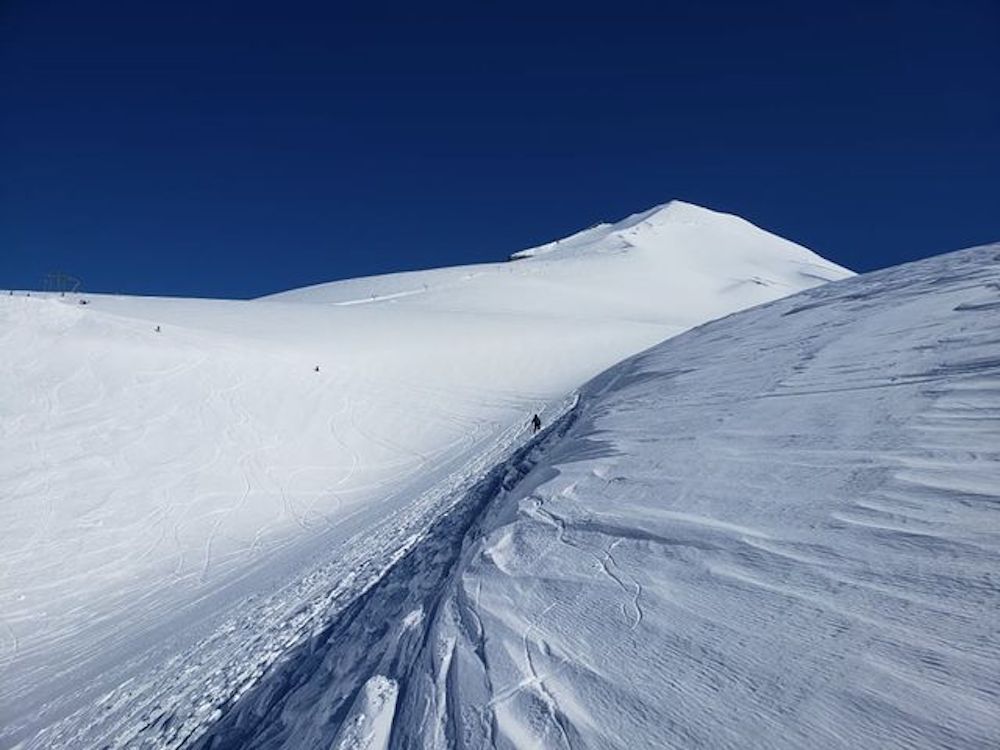 Los centros de esquí de Chile abren con mucha nieve y muchas dudas