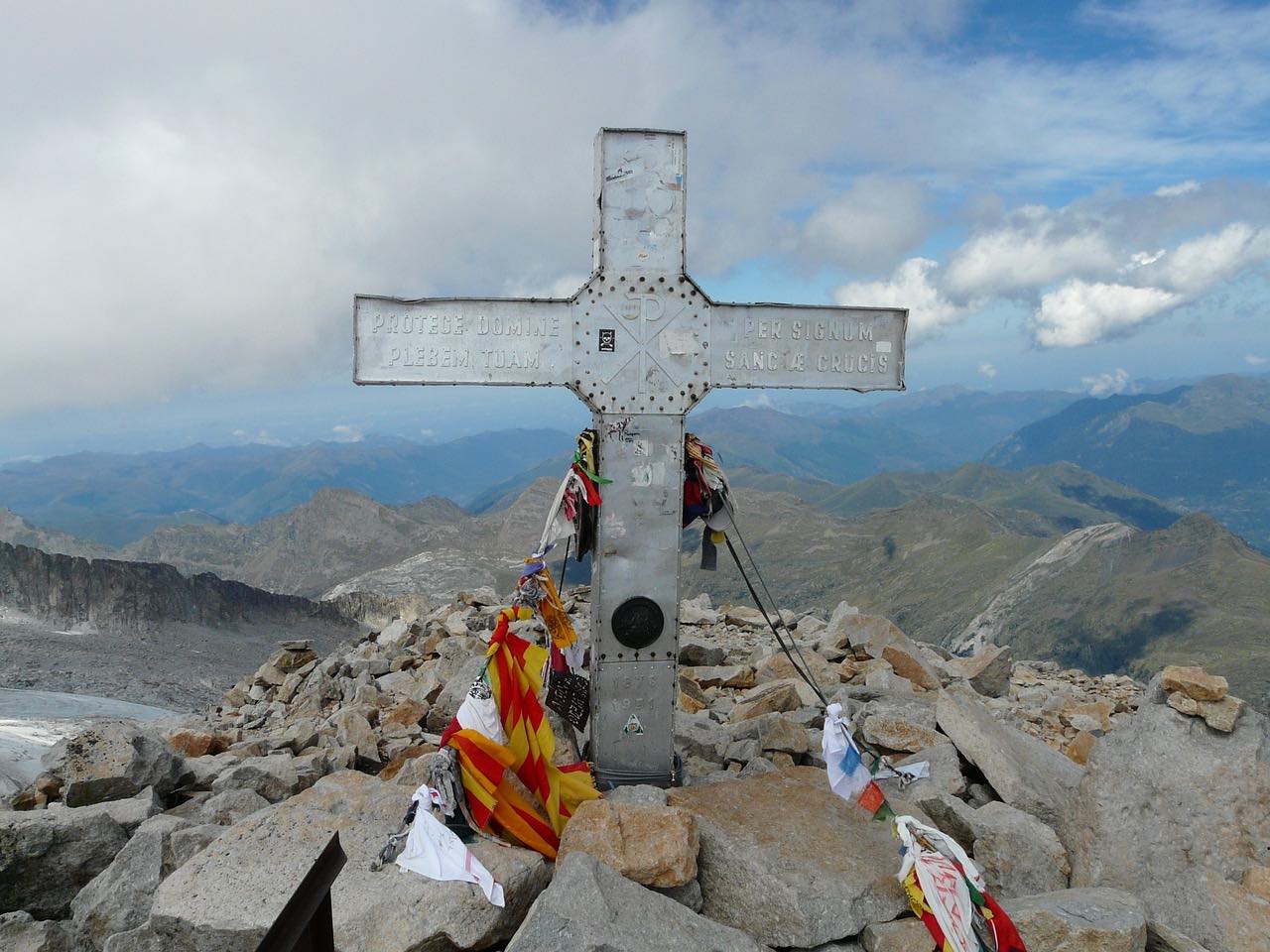 El Aneto perderá su icónica cruz este invierno 