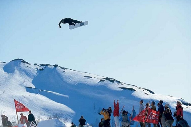 El perrito caliente escurridizo en pleno vuelo. Crossbone