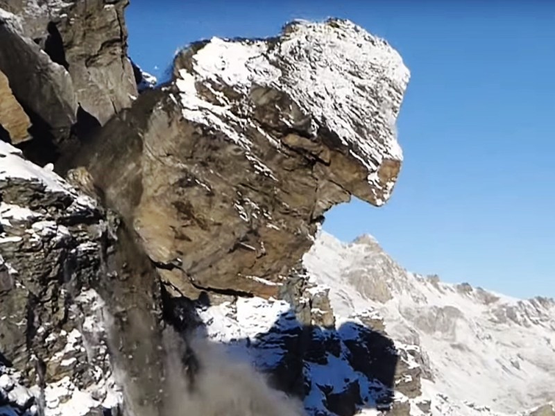 Espectacular desprendimiento de una roca grabado en directo