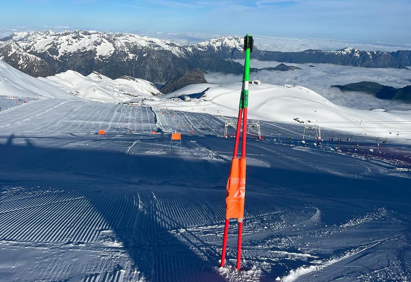 El esquí de verano a pleno rendimiento en los glaciares de Val d’Isère y Les 2 Alpes