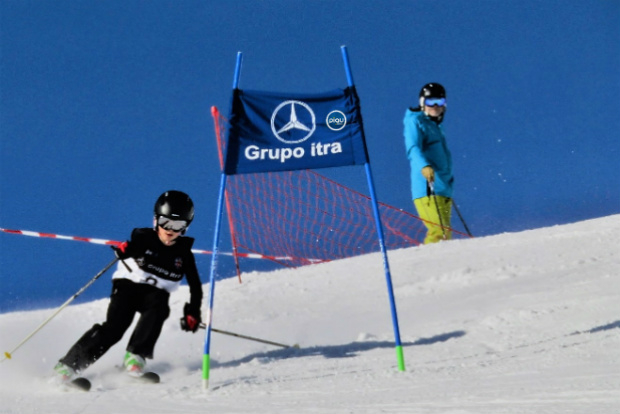 180 participantes entre los 4 y 55 años en la Diabluras Social Alpine Race de Piau-Engaly. Foto: Gorka Oller/Lugares de Nieve