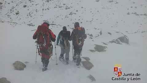 Rescatados doce montañeros atrapados por un alud en Gredos 