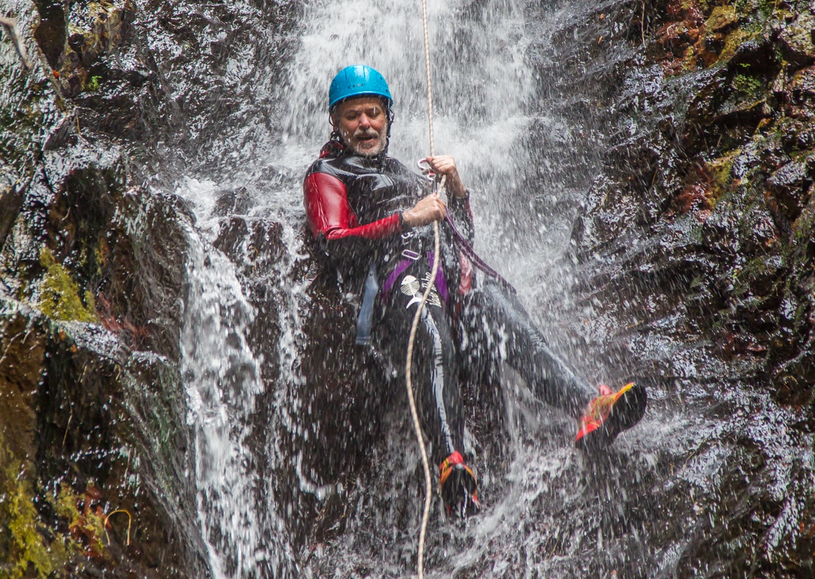 Descenso de cañones en las aguas calientes y sulfurosas de los Pirineos Orientales