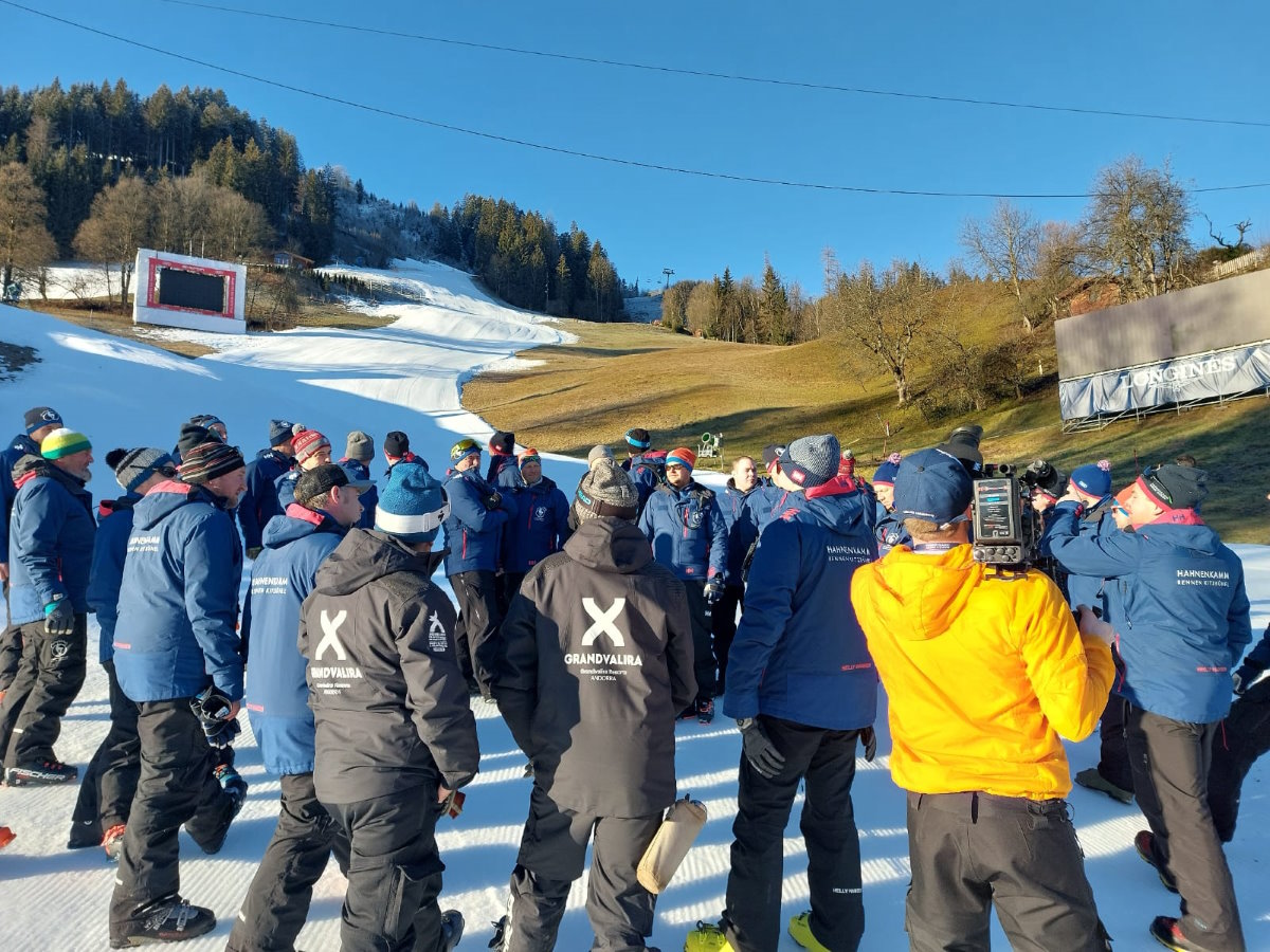 El equipo de las Finales de la Copa del Mundo Andorra 2023 colabora en la preparación del descenso en Kitzbühel