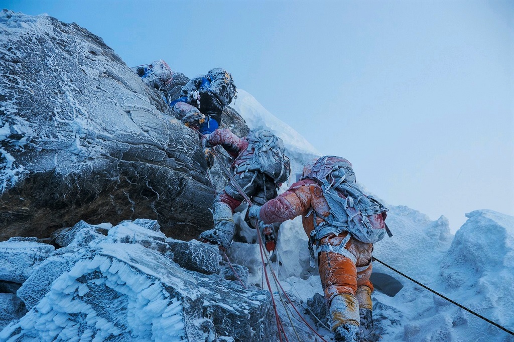 La furia se desata en la cima de la montaña más Alta del Mundo. Llega Everest, la película 