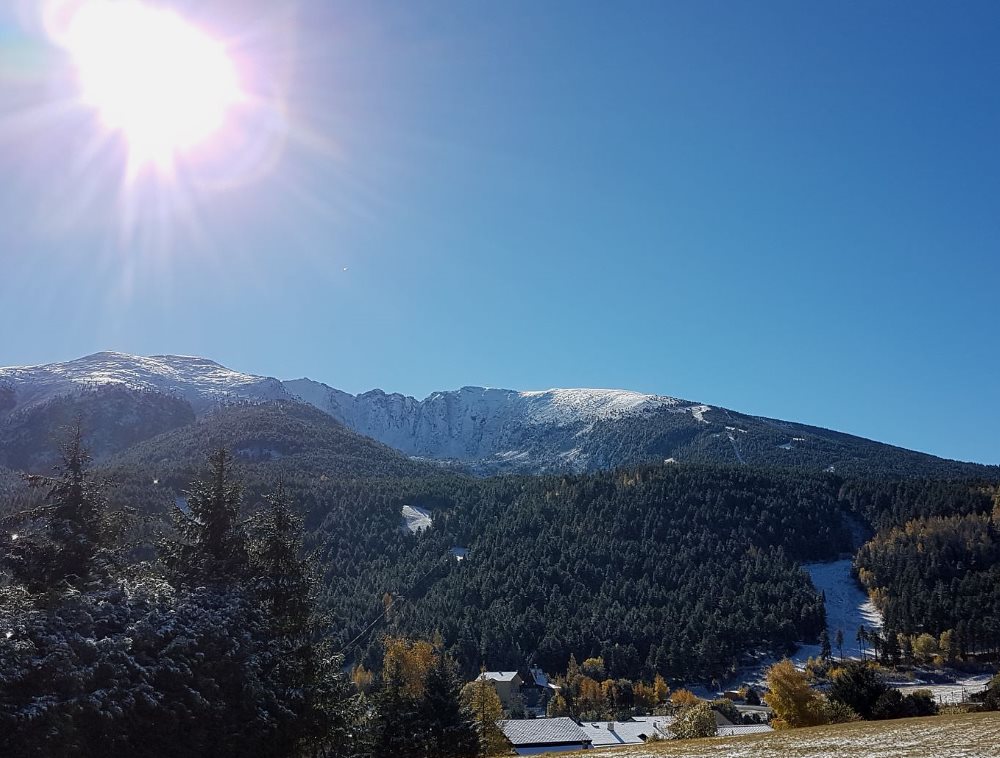 La estación de Espace Cambre d'Aze situada a caballo entre el Capcir y la Cerdanya francesa ha emitido un comunicado lamentando la necesidad de posponer la apertura a pesar de les esfuerzos realizados por el personal de la estación.   A pesar del hecho de que los volúmenes de nieve producidos sean los mismos que la temporada pasado al mismo tiempo o sea 48.000m3 (24 000m3 de agua), las condiciones meteorológicas han sido muy diferentes.  Este año, las temperaturas han sido más suaves más suaves que el año p