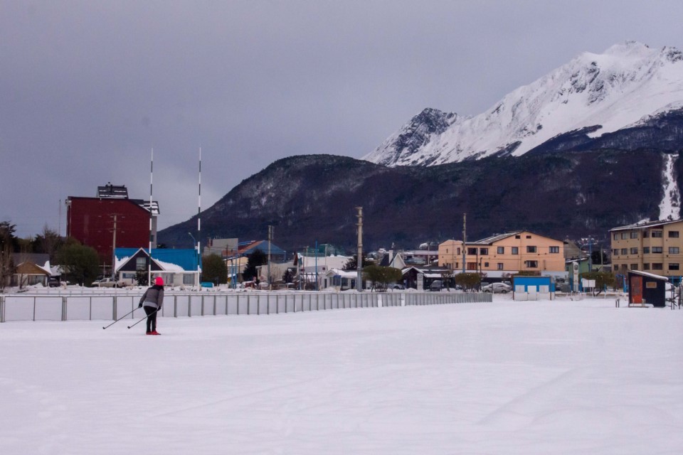 En Ushuaia ha nevado tanto que han convertido el centro de la ciudad en pistas de esquí