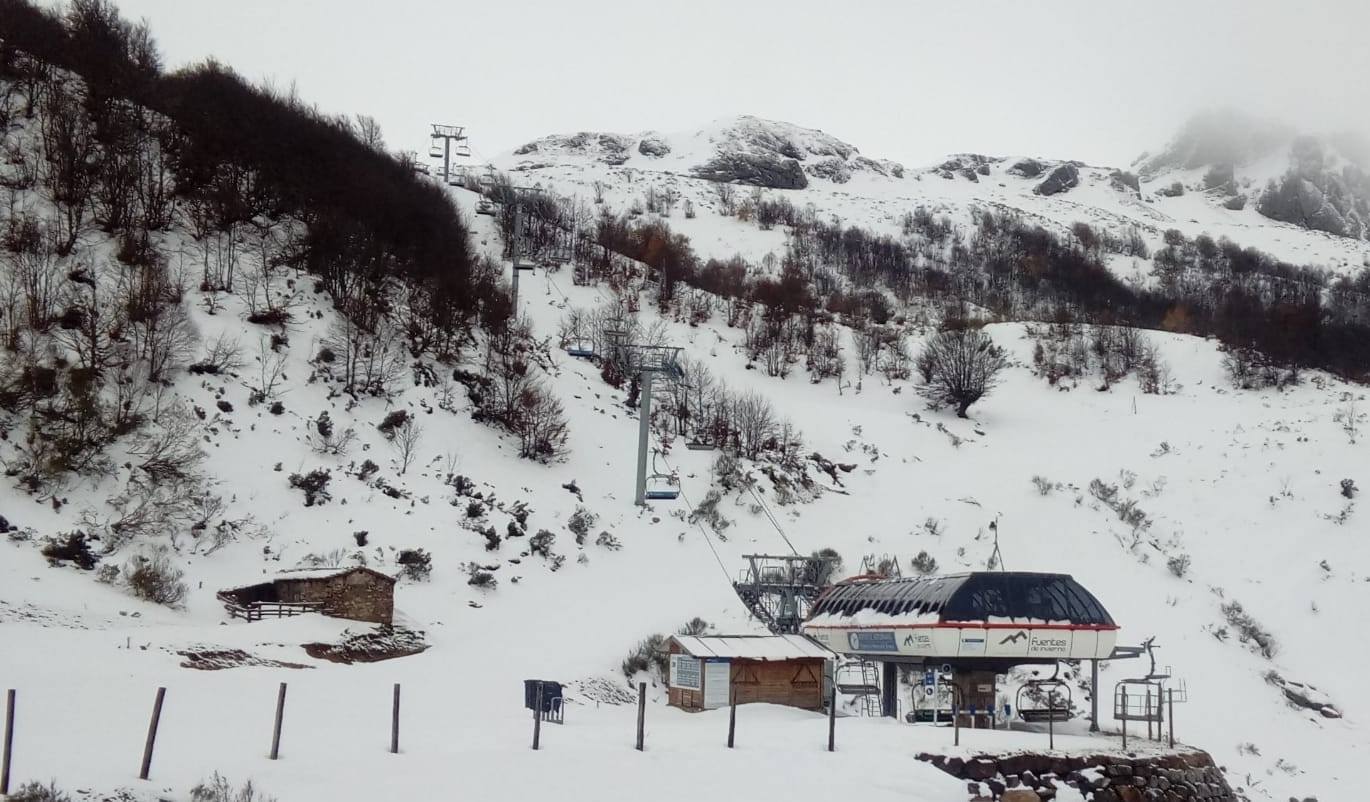 Pajares y Fuentes de Invierno esperan un metro de nieve pero confirman la apertura en el viernes 29 