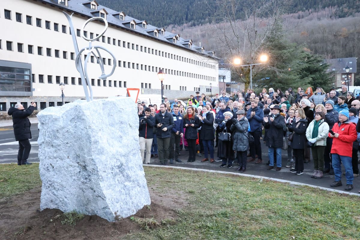 Se inaugura la escultura en homenaje a Blanca Fernández Ochoa en Vielha