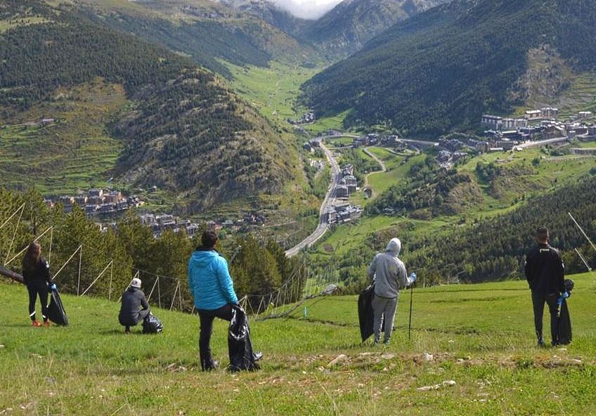 Los corredores de la FAE recogen basura en Soldeu en el Día Mundial del Medio Ambiente