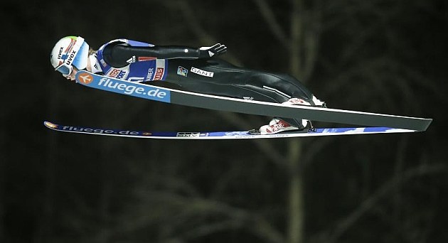 Anders Fannemel logra su primer triunfo y lidera la Copa del Mundo de saltos de trampolín