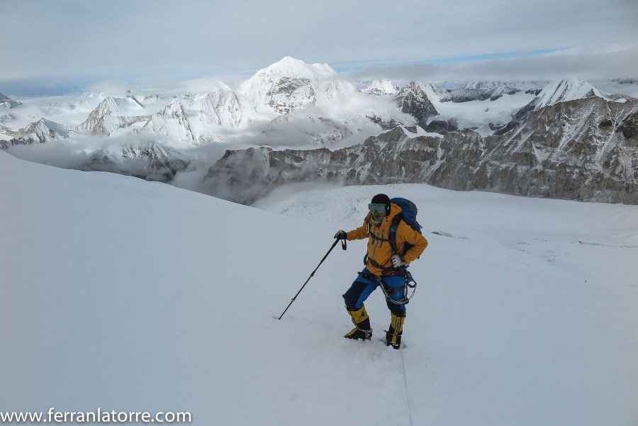 Ferran Latorre se prepara para atacar la cumbre del Makalu (8.463m)