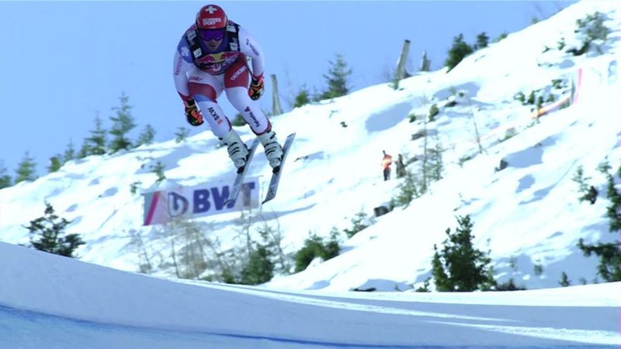 Feuz gana el accidentado descenso de Kitzbühel y Goggia logra el triplete en el de Crans Montana