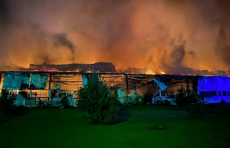 Un incendio calcina la mayor fábrica de esquís de Europa, propiedad de Fischer