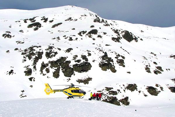 El helicóptero de rescate del FJWC, esta mañana a la espera de las decisiones. Imagen NWPD