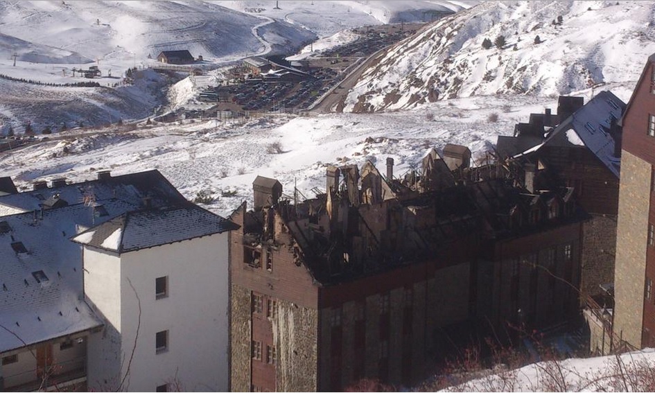 Aparatoso incendio en Formigal urbanización