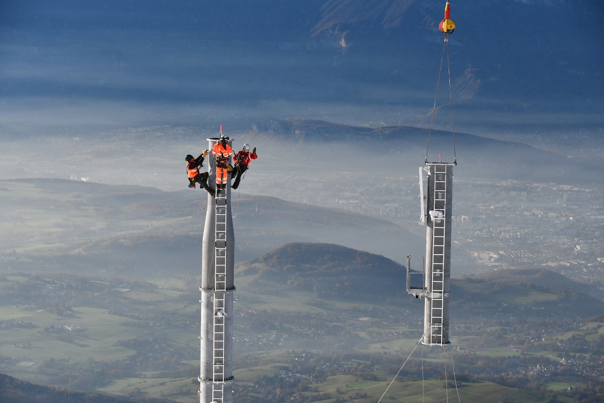 Un helicóptero ensambla el telecabina de Font Romeu y el telemix de Formigueres