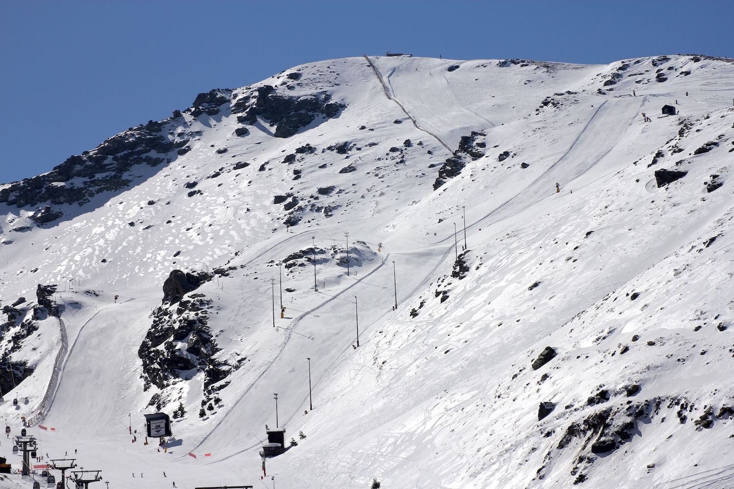 Muere un snowboarder en una pista cerrada de Sierra Nevada