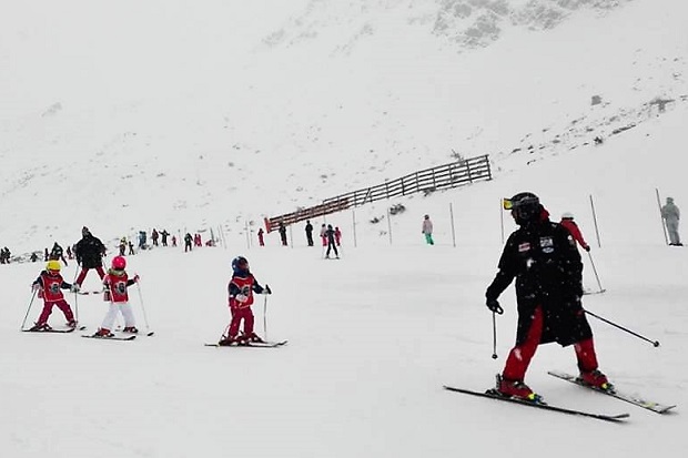 Las estaciones de esquí asturianas resisten el fin de semana a pesar del viento y la nieve