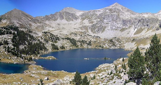 Un helicóptero de rescate intenta llegar al cuerpo sin vida de un joven en el parque de Aigüestortes