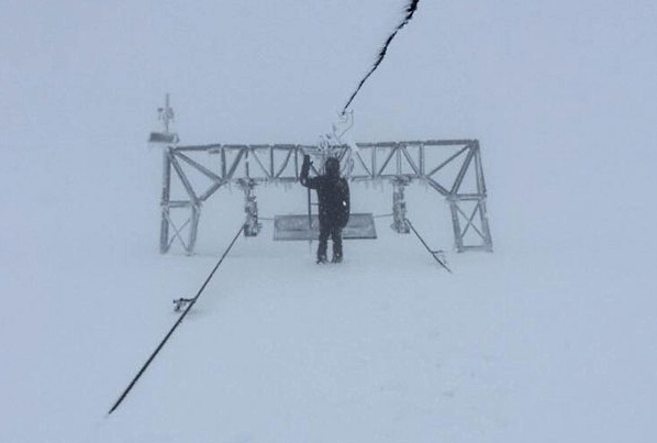 La nieve engulle la estación de esquí del glaciar Fonna en Noruega