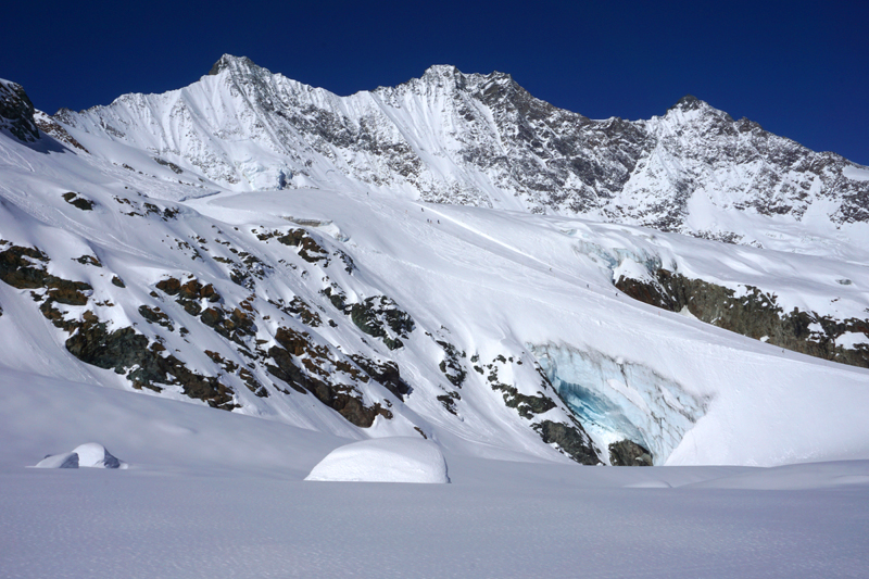 Panorámica de la parte media del Glaciar y de la estación con el pico Dom coronando