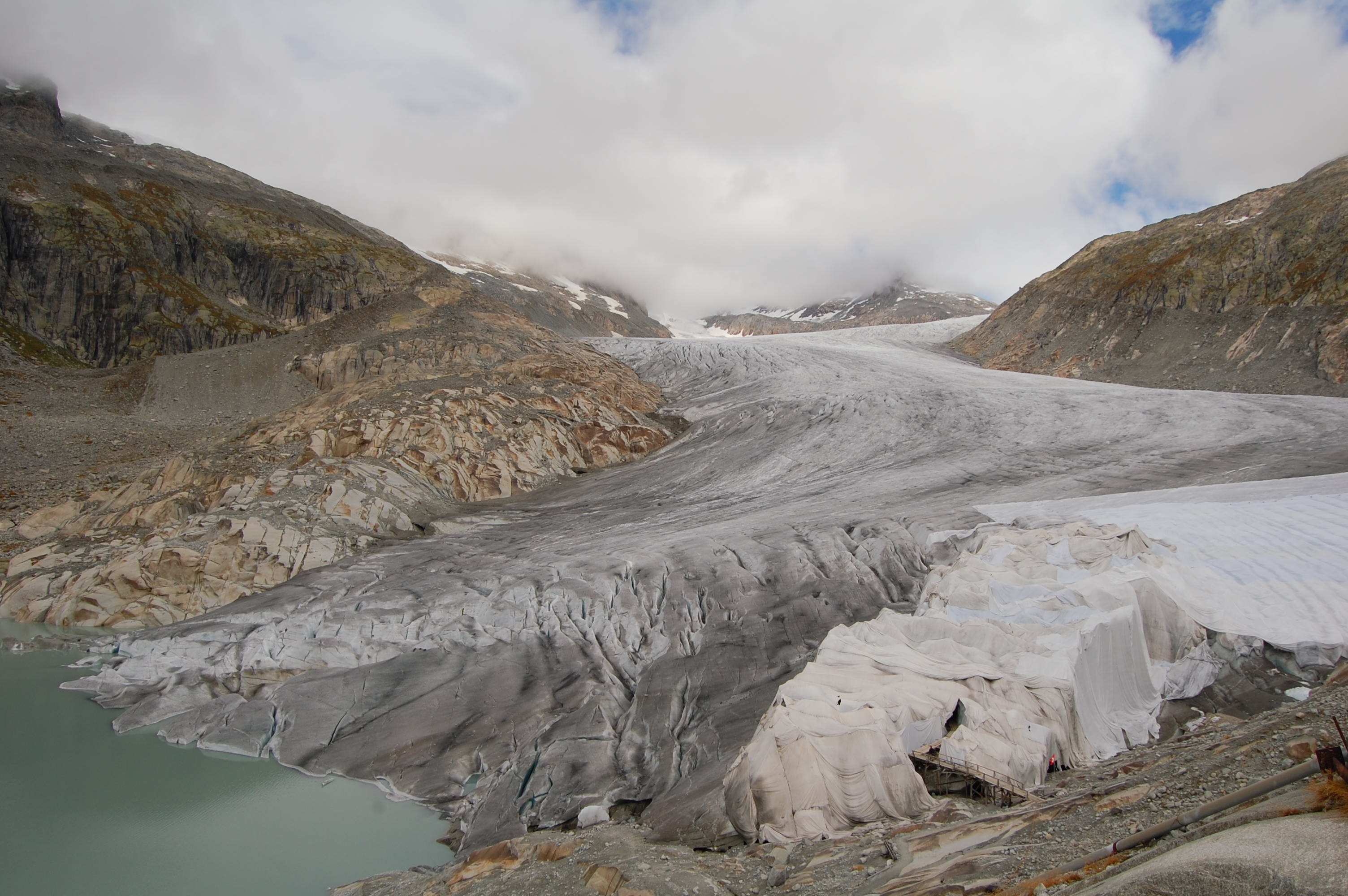 glaciar cubierto con tela